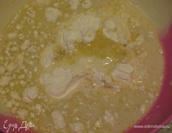 Смешать муку с солью, влить дрожжи, оливковое масло....