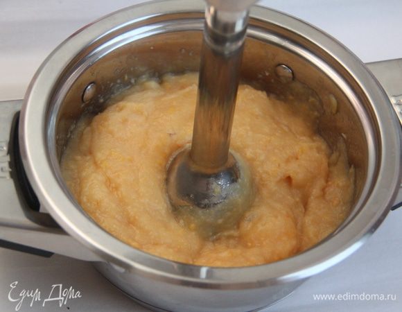 Лавр вынуть. Жидкости практически не осталось. Айву тщательно пюрировать блендером.