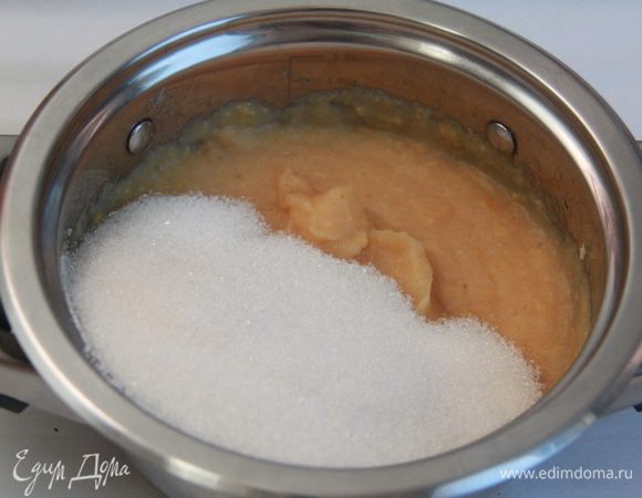К пюре добавить сахар. Варить до загустения на слабом огне. У меня электрическая плита с делениями от 1 до 12, я варила на 5. На уваривание ушло 60 минут. Пасту периодически мешать. Важно: чтобы паста не пригорела  и не пристала ко дну посуды, нужно обязательно использовать сотейник или кастрюлю из стали (у меня из медицинской стали), с толстым дном!