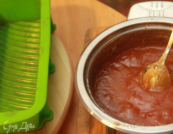 Через указанное время паста готова, можно раскладывать её по формочкам. Очень удобно использовать силиконовые формочки. Пока паста горячая и податливая, ею можно промазать печенье или макаруны, после того как паста застынет, сделать это будет проблематично.