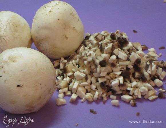 Для грибной начинки шампиньоны очистить, вымыть, мелко нарезать.