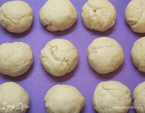 Разделить тесто на 12 частей. Скатать в шарики.