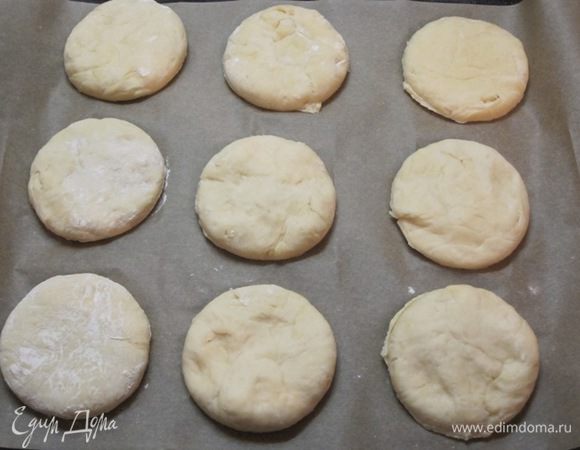 Раскатать в круглые лепёшки. Оставить на 10 минут на расстойку.
