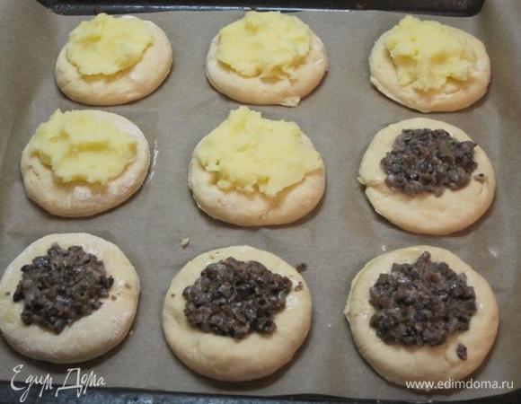 Выложить начинку.