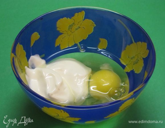 Для смазывания шанежек яйцо соединить со сметаной.