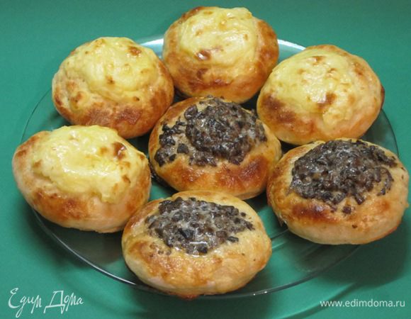 Выпекать 15 минут при 180 С. Выпеченные шаньги смазать растопленным маслом (1 столовая ложка).