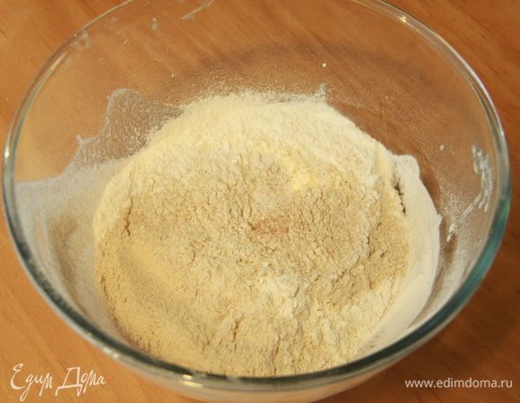 Муку просеять, перемешать оба сорта.