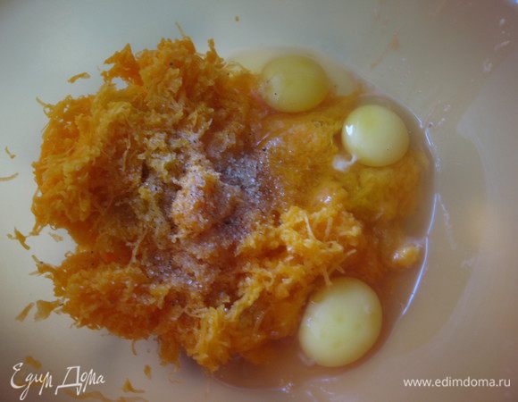  Тыкву натереть на мелкой терке, добавить яйца.