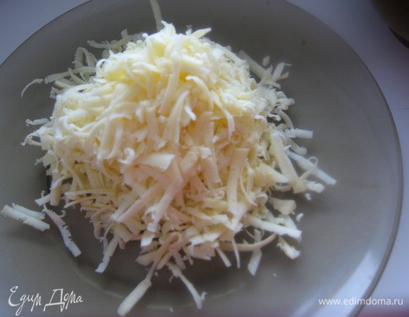 Сыр натереть на крупной терке.  Я брала полутвердый сыр.