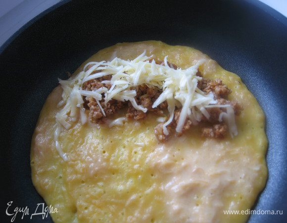 Жарим чебуреки на среднем огне. На сухую сковородку (d 19 см) выкладываем несколько ложек теста, разравниваем. На одну сторону аккуратно выкладываем  2ст.л. фарша, присыпаем сыром.