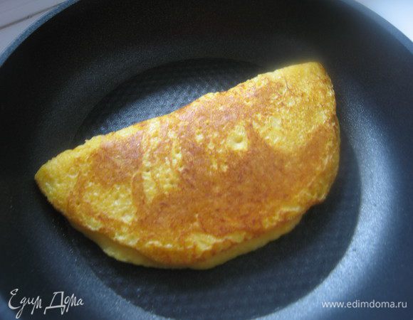 Прикрываем второй половинкой. Деревянной лопаточкой аккуратно придавливаем края. Переворачиваем и держим на огне еще  около минуты. 