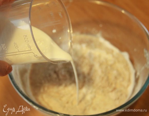 Добавить дрожжи и теплое молоко.