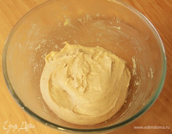 Соединить мучную смесь с яичной. Вымешивать тесто  10-15 минут. Прикрыть емкость пленкой и оставить на расстойку на 2-3 часа, с обминкой каждый час.