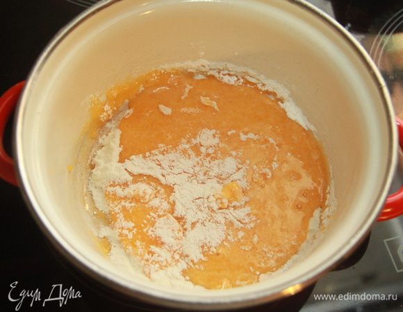 Сварить крем. Желтки соединить с сахарной пудрой и крахмалом.