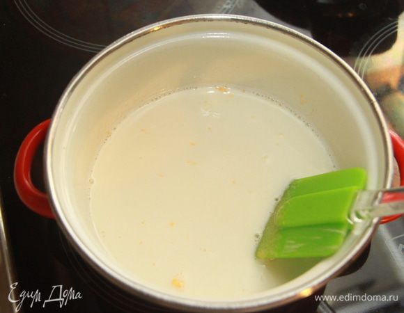 Постепенно влить по чуть-чуть горячее молоко, тщательно размешать, варить на слабом огне до загустения.