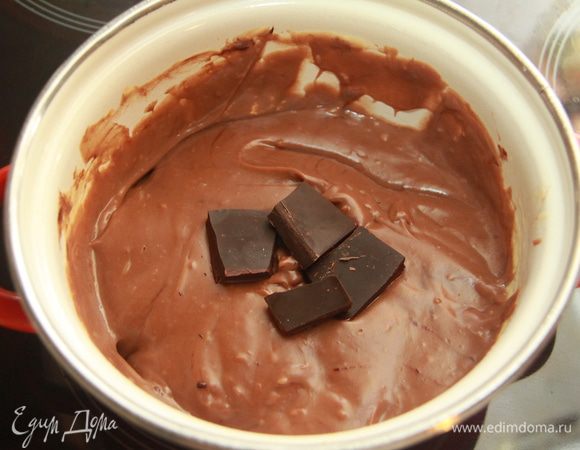 И шоколад. В теплом креме шоколад отлично растворится. Тщательно размешать шоколадный крем, можно миксером.