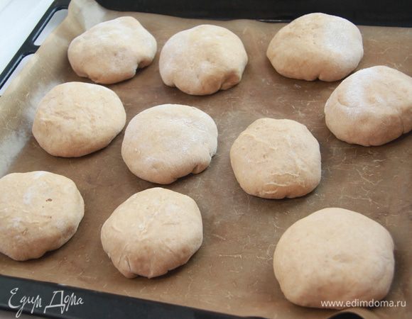 Выложить колобки швом вниз на антипригарный коврик. Дать на расстойку 1 час.