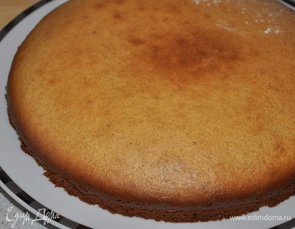 Взбить все ингредиенты бисквита и выпечь корж в разогретой до 180 гр духовке. Печь около 30 минут.