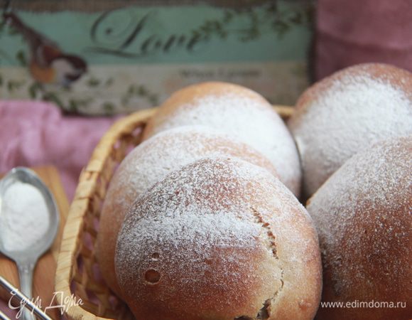 Колобки можно присыпать сахарной пудрой.
