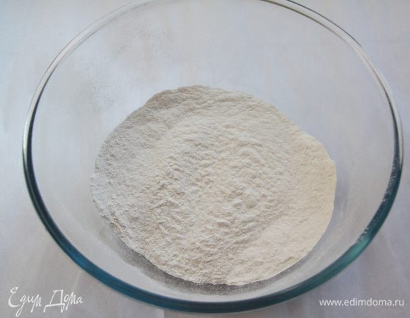 Муку просеять, добавить разрыхлитель, щепотку соли.