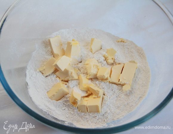 Муку соединить с маслом, растереть до крошки.