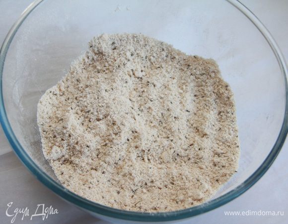 Добавить сахар (или пудру, если мололи) и анис.