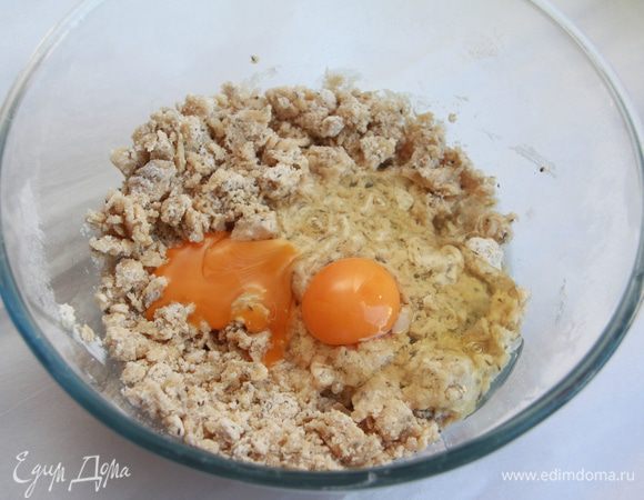 Добавить яйца и замесить тесто.