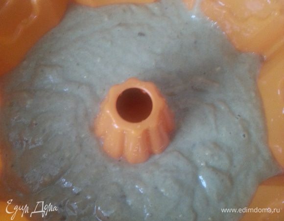 В сыворотку добавляем масло, сахар и хорошо перемешиваем. Просеиваем муку, добавляем орешки. Выливаем в форму. Идеальной формой для выпечки в микроволновой печи является круглая с центральной выемкой, так выпекается равномерно. Силиконовую форму не надо смазывать маслом, перед тем, как вылить тесто в форму, ее необходимо ополоснуть водой. Цвет у теста очень специфический...