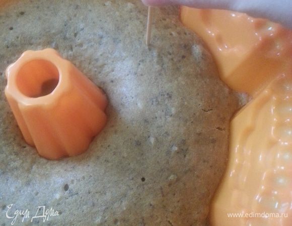 Ставим в микроволновую печь на максимальную мощность (обычно это 900 Вт) на 9 минут. После звукового сигнала не открываем дверцу еще 5 минут, т.к. приготовление продолжается. Проверяем готовность также зубочисткой (она должна быть сухой) на середине между центром и краем. Внешне он может казаться не совсем пропеченным, потому что румяной корочки, как в духовке, не получиться, но в середине он будет готов.