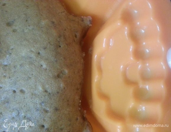 Кекс остужаем 15-20 минут, он легко отходит от стенок формы (на фото отогнула край, для наглядности). Выкладываем из формы, убираем в холод, пока готовится глазурь.