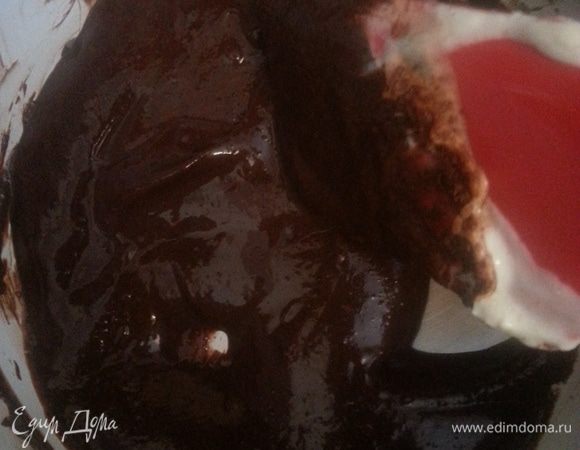 Смешиваем все компоненты для глазури и ставим на плиту, может сначала показаться что сметаны мало, но по мере растворения сахара, она станет густой и пластичной. Остужаем.