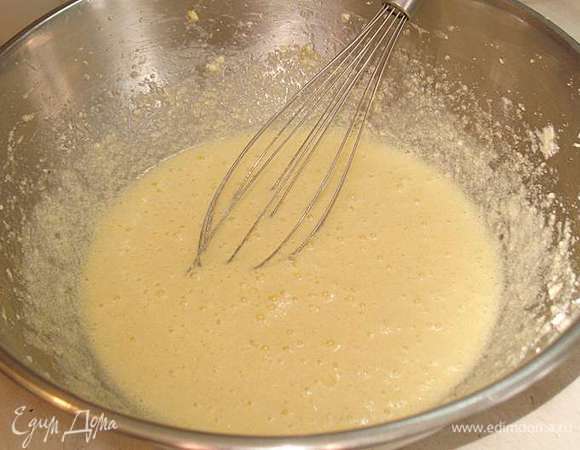 К размягченному сливочному маслу добавить сахар и яйца. Взбить до однородной массы. Добавить сметану и перемешать.  Для сладкоежек можно добавить еще 50 г сахара. 