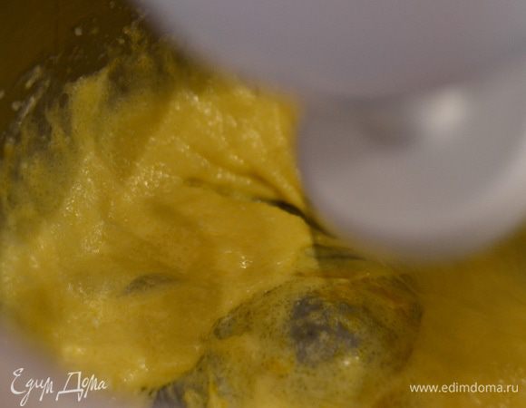 Рецепт рассчитан на форму, диаметром 16 см. Включить духовку на температуру 180 градусов. Влить в чашу растительное масло, добавить сливочное масло комнатной температуры и взбить с сахаром.