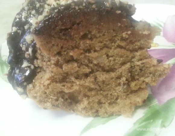 Вот такой разрез... Структура у кекса ни сухая и не влажная, какая то средняя. Не рассыпчатый и не воздушный, что характерно для выпечки из цельнозерновой муки. 