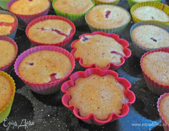 Разложить тесто по формочкам. У меня получилось 16 кексов.  Выпекать в предварительно разогретой до 180 градусов духовке 30-35 минут. Охладить, до полного охлаждения из формочек не вынимать, распадутся. 