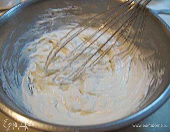 К сливочному сыру добавить сахарную пудру, сливки и кокосовый экстрат (можно заменить на ванильку). Хорошо взбить.  Сливочную массу переложить в кондитерский мешок. 