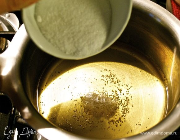 Первым делом приготовить пропитку... Кастрюльку с пивом поставить на средний огонь. Добавить сахар.   