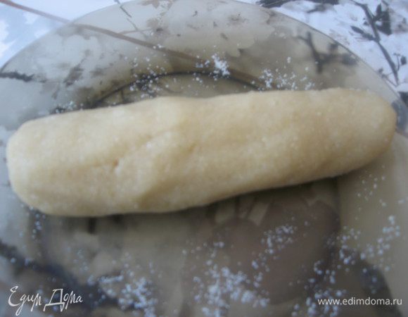 Делаем миндальную пасту: миндаль с сахаром перемолоть в блендере до состояния муки, добавить миндальную эссенцию, белок, вымешать ложкой до однородного состояния. Скатать в колбаску и оставить при комнатной температуре на 1 час. Отвесить нужное кол-во, остальную массу можно хранить в морозильной камере до 2-х месяцев. 