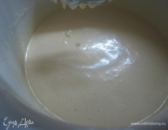 Муку просеять с разрыхлителем. Яйца взбить  с сахаром и щепоткой соли. Продолжая взбивать, добавить растопленное и охлажденное сливочное масло.