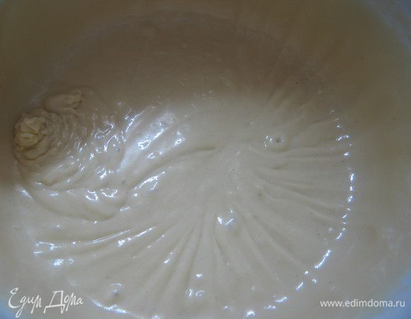 На малых оборотах миксера добавить муку.