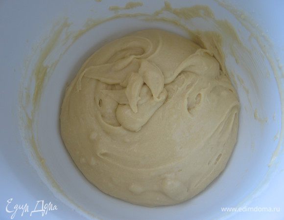 Миндальную пасту и хорошо вмешать  лопаткой.