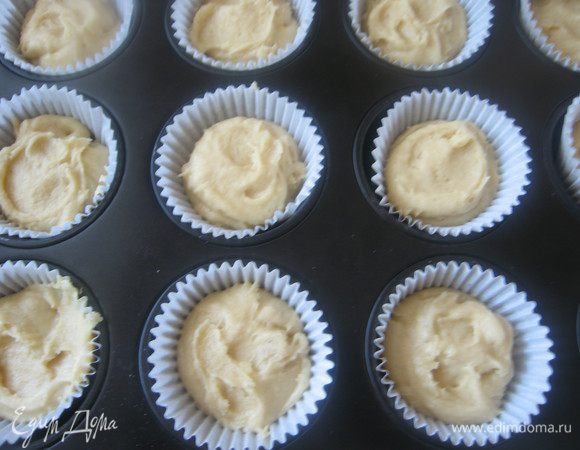Разложить тесто по гофрированным формочкам на 2/3. 