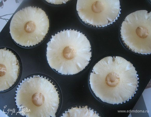 Сверху, не придавливая, разложить ананасовые колечки.