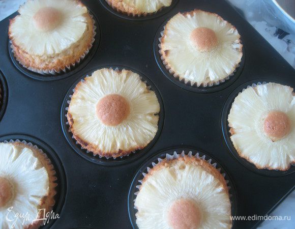 Выпекать в разогретой до 180 гр духовке 30 минут. После остывания присыпать сахарной пудрой.