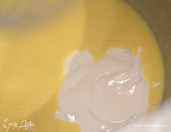 Добавить по одному яйца комнатной температуры и снова хорошо взбить. Добавить сметану, ванильную эссенцию, взбить до однородности.