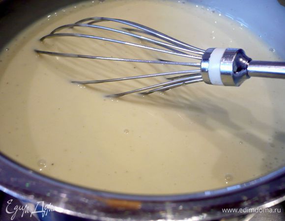 Для начинки смешиваем пудинг с небольшим количеством холодных сливок (конечно, сливки можно использовать с пониженной жирностью, моя подруга, поделившаяся со мной этим рецептом, так всегда и делает))) до однородности. Духовку разогреваем до 180 градусов. Остальные сливки смешиваем в сотейнике - с сахаром и доводим до кипения, уменьшаем огонь и тонкой струйкой, постоянно помешивая венчиком, вливаем пудинг. Продолжаем помешивать, пока пудинг не загустеет. Снимаем с огня, переливаем в низкую широкую посуду, чтобы пудинг слегка остыл.