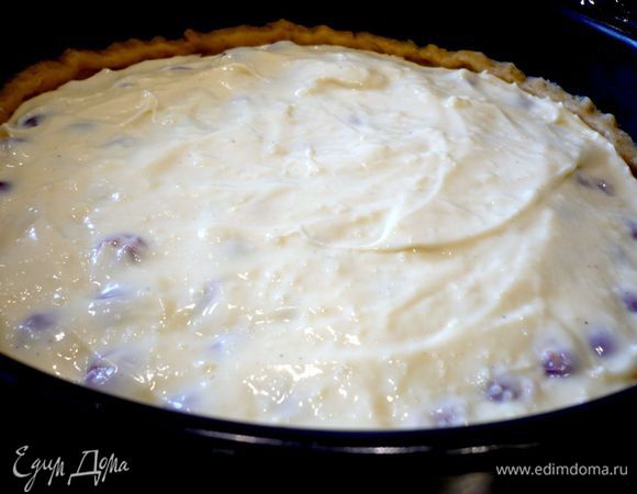 На тесто выкладываем 1/3 часть пудинга, затем выкладываем вишню, а потом заливаем вишню остальным пудингом. Ставим в духовку на 1 час.