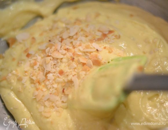 Добавить к тесту  миндаль, предварительно его раскрошить, у меня обжаренные пластины, перемешать лопаткой.