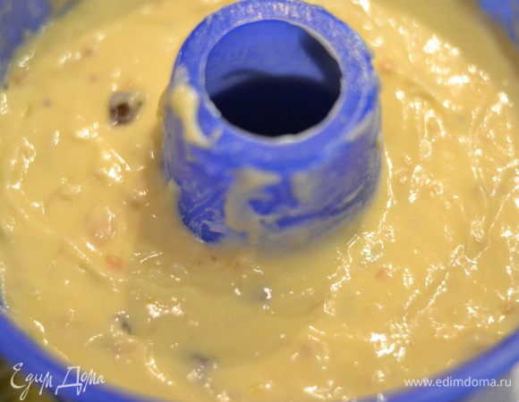 Вылить тесто в форму для кекса,предварительно форму смазать сливочным маслом и выпекать около 40 минут до сухой палочки.