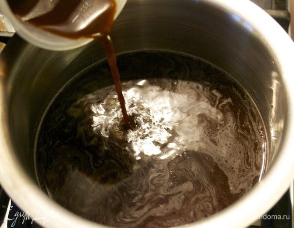 Как только сахар раствориться, влить свежесваренный кофе. Помешивая держать смесь на огне, пока алкоголь не выпариться... Готовый сироп-пропитку перелить в глубокую тарелку и оставить остывать.   